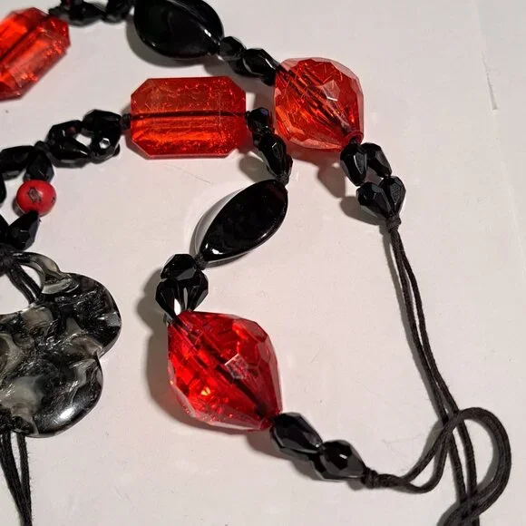 Chunky red and black beaded necklace with flower pendant - Picture 2 of 4